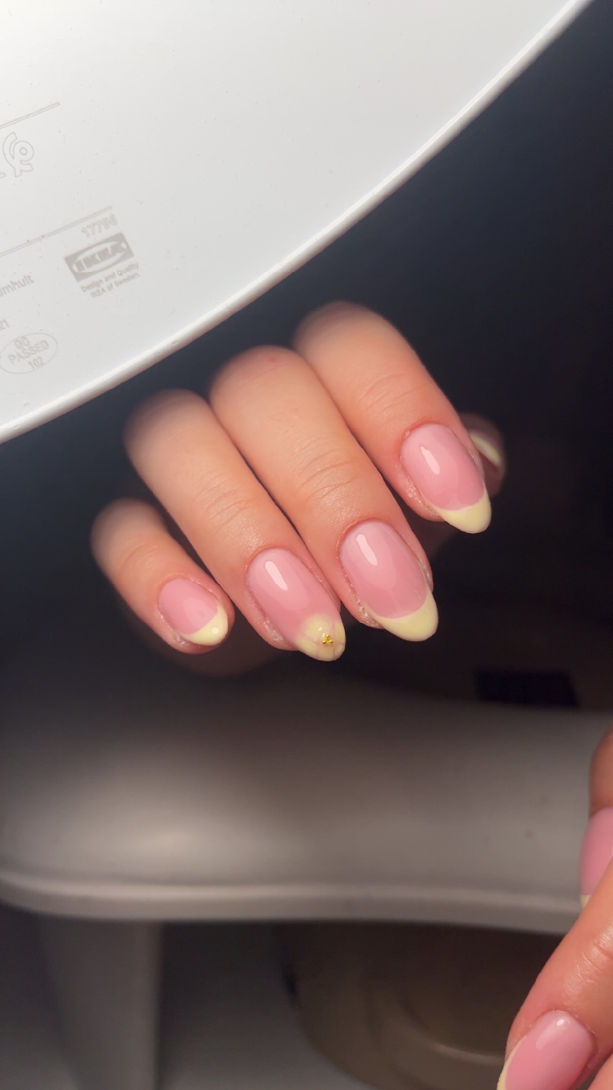 Roze nagels met subtiele details