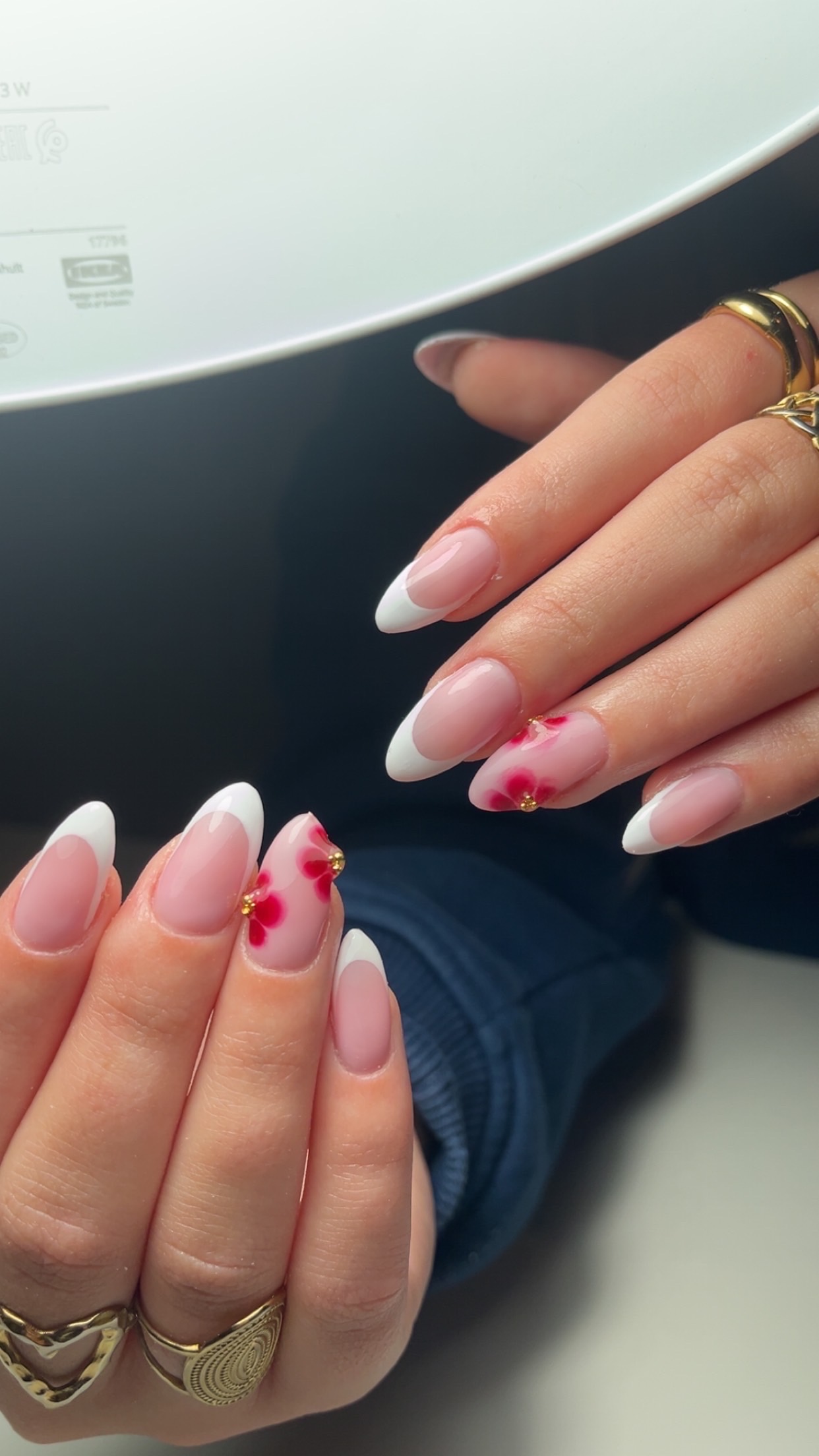 Roze nagels met bloemen