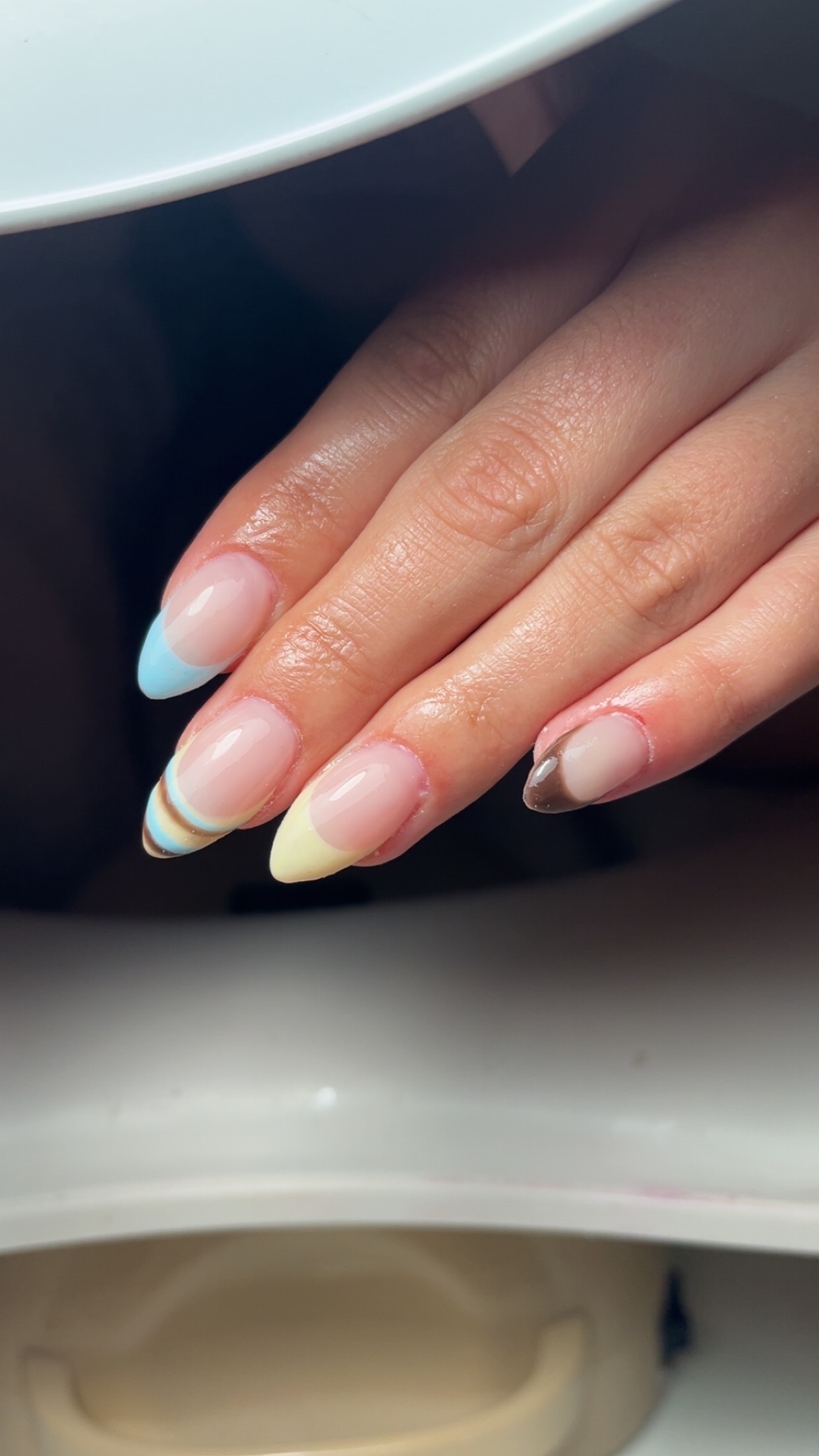 Nagels met kleurrijke French details