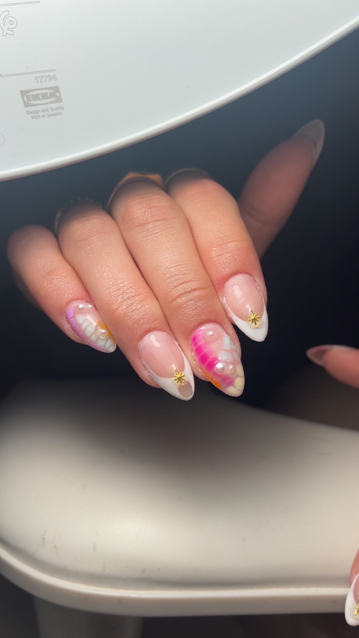 Nagels met pastel details en steentjes